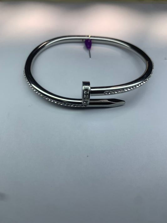 Luxury Twist Nail Cuff